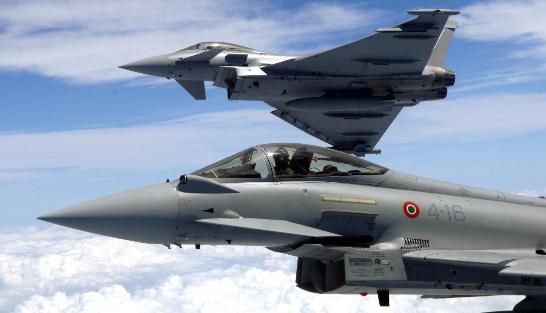 Eurofighter Typhoon aeroplano militare multiruolo Leonardo